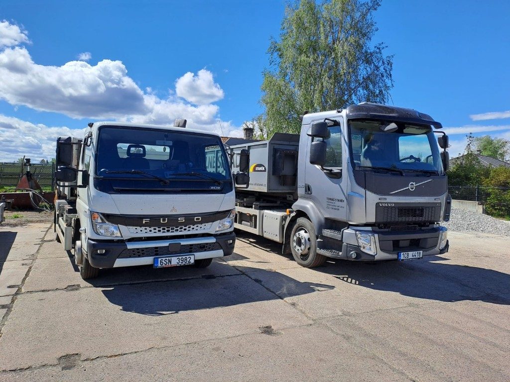FUSO a Volvo skladu Staněk na dvoře v Suchdole nad Lužnicí