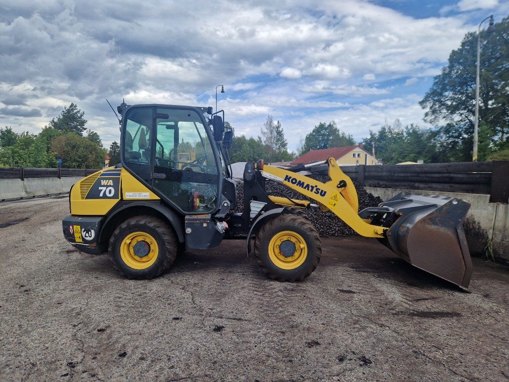 Nakladač Komatsu WA70 u hromady uhlí ve skladu Staněk