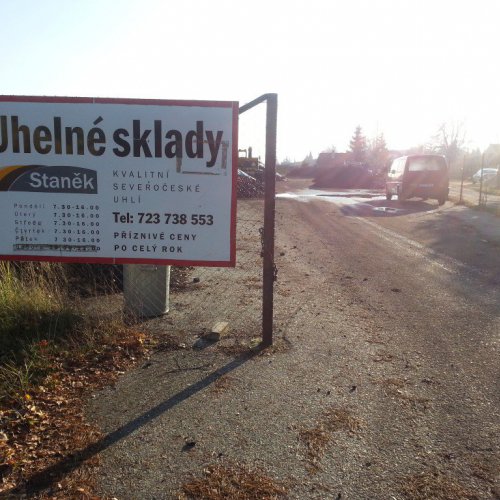 Cedule Uhelné sklady Staněk u vjezdu, otevírací doba Po–Pá